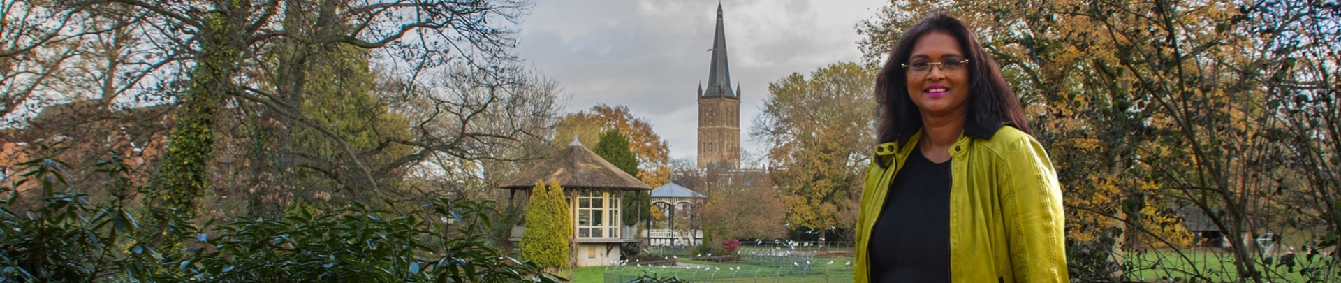 Een foto van Nanda van Rosmalen op de voorgrond met op de achtergrond water en een toren